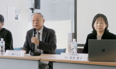 写真：記者会見する岩手県花巻市猟友会長の藤沼弘文さん。右は「日本熊森協会」の室谷悠子会長＝１０日午後、東京都中央区