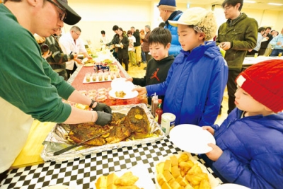 写真：「のぼりべつ豚のテキサスＢＢＱ」に興味津々の子どもたち