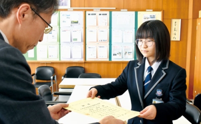 写真：胆振総合振興局長賞の賞状を受け取る光陵中２年の澁木さん（右）