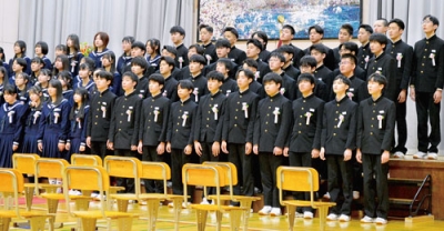 写真：体育館に歌声を響かせた卒業生の合唱＝鷲別中学校