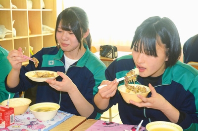 写真：すき焼き煮を味わう白老中の生徒