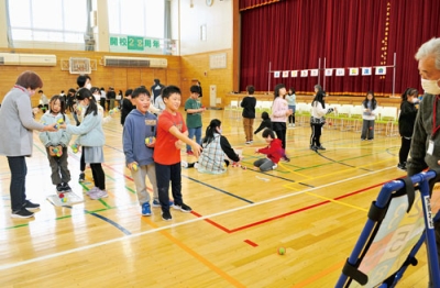 写真：世代を超えて交流する高齢者と子どもたち