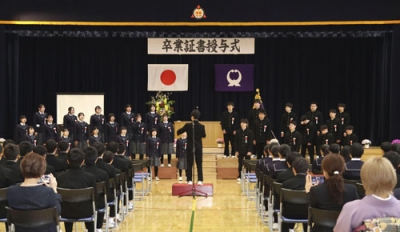 写真：岩手県大船渡市立東朋中で行われた卒業式＝１３日午前