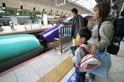 写真：連結運転を再開した東北新幹線＝１４日午前、ＪＲ東京駅