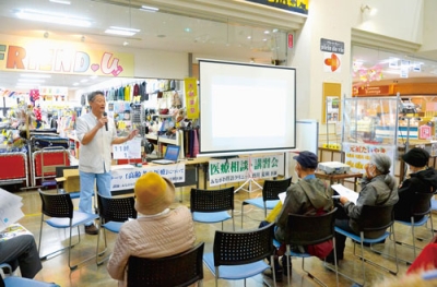 写真：参加者を前に講演するみながわ往診クリニックの皆川夏樹院長