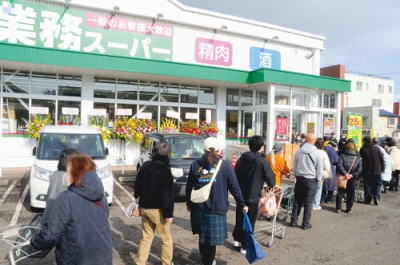 写真：開店前から買い物客が列を作った業務スーパー室蘭店＝１３日午前８時５３分