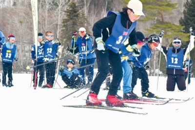 写真：雪上を力強く滑走する選手