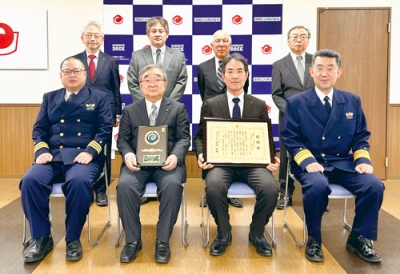 写真：感謝状を受け取った函館どつくの服部社長（前列右から２人目）（提供写真）