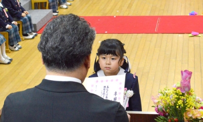 写真：木村園長から卒業証書を受け取る卒園児