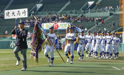 写真：第９７回選抜高校野球大会の開会式で、入場行進する健大高崎の選手ら＝１８日午前、甲子園球場