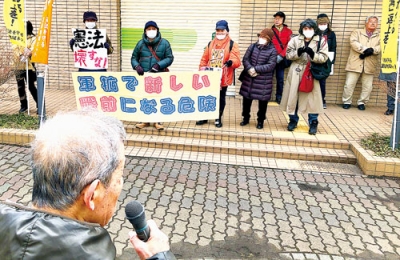 写真：平和維持の重要性を呼びかける憲法ネットの街頭活動（提供写真）