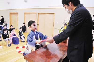 写真：証書を石川園長から受け取る卒園児