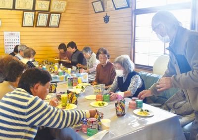 写真：防災備蓄食を試食する参加者