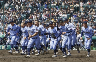 写真：日本航空石川に勝利し、応援席に駆け出す東海大札幌ナイン＝甲子園