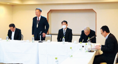 写真：総会であいさつする三浦組合長（左から２人目）