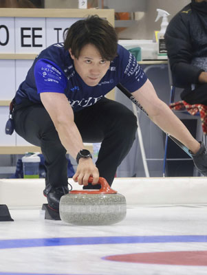 写真:ショットを放つカーリング男子SC軽井沢クの小泉聡=7月、稚内市