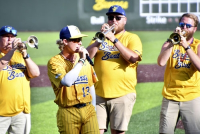 写真:試合前に歌声を披露する、サバンナ・バナナズのダルトン・モールディン選手=6月、米ジョージア州サバンナ(共同)