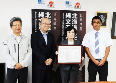 写真:感謝状を手にする笹山代表取締役