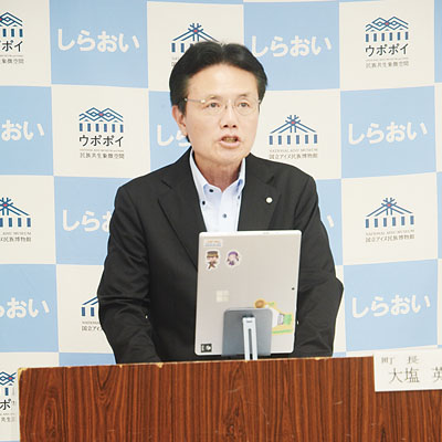 写真:「町認知症と共に生きる希望条例」について説明する大塩町長