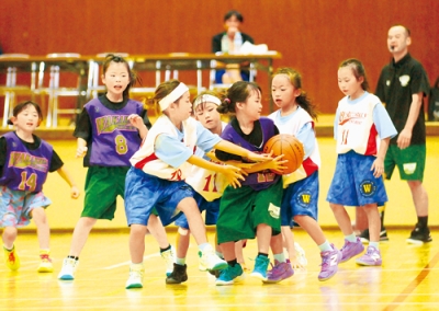 写真:懸命にボールを追いかける選手たち