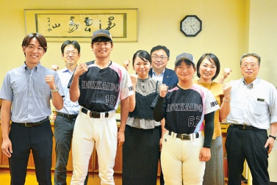 写真:選抜チームのユニホームを着用して小笠原市長を訪問した木村選手(右)と長田選手