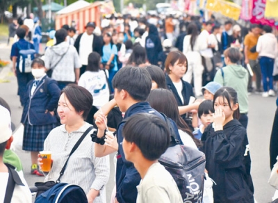 写真:祭り客でにぎわう伊達神社境内(昨年の様子)