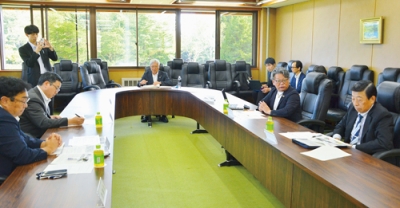 写真:各団体のトップが意見を交わした円卓会議