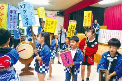 写真:会館内で子どもみこしを楽しむ子どもたち