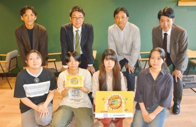 写真:コラボ商品の開発に携わった佐藤さん(前列左から2人目)ら学生と望月代表取締役(後列右から2人目)