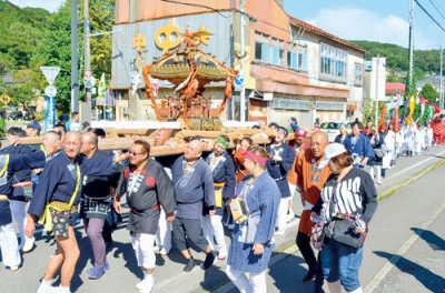 写真:みこし渡御で力強い掛け声を上げる担ぎ手たち