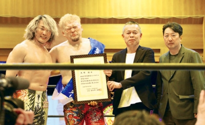 写真:矢野選手(左から2人目)に室蘭観光アンバサダーの委嘱状を贈った長谷川会長(同3人目)