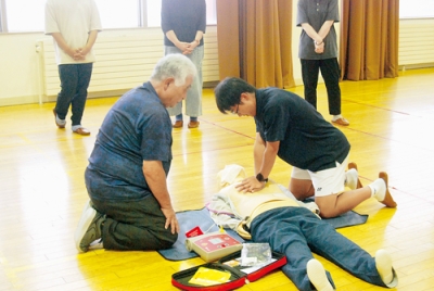 写真:心肺蘇生法など救命処置を学ぶ受講者