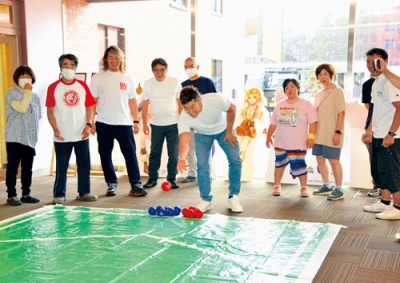 写真:プロレスラーと一緒にボッチャを楽しむ参加者たち