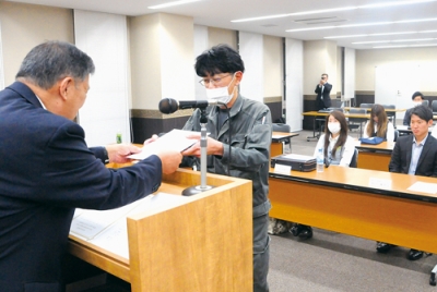 写真:修了証を受け取る受講者