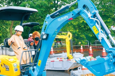 写真:重機操作の体験企画も行われる「匠教室」=昨年の様子