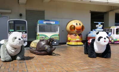 写真:「アミコ屋上プレイランド」に並ぶパンダ型の乗り物など=徳島市