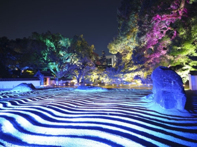 写真:昨年開催されたイベントでライトアップされた福岡市博多区の承天寺