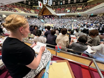 写真:両国国技館で力士のスケッチをするゾヤ・スコロパデンコさん=東京都墨田区(本人提供)