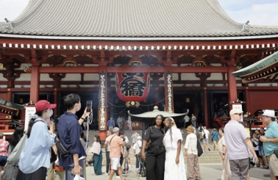 写真:浅草寺の本堂前=東京都台東区