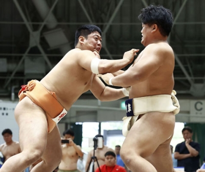 写真:国民スポーツ大会の相撲少年団体で、埼玉県の準優勝に貢献した垣添玄空(左)=9月、県民共済ドーム長浜