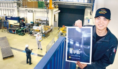 写真:チラシを手に見学会への参加を呼びかける訓練生