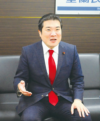 写真:21日召集予定の臨時国会や首相指名選挙などについて語る山岡衆院議員