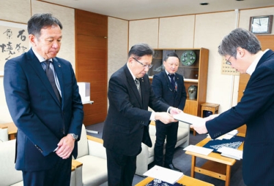 写真:2026年度予算・政策要望を提出する寿浅会頭ら
