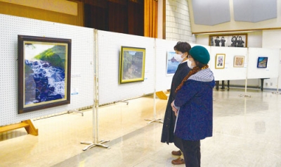 写真:鷲別コミュニティセンターで開催されている公募展