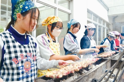 写真:室蘭やきとりを炭火で焼き上げる生徒たち
