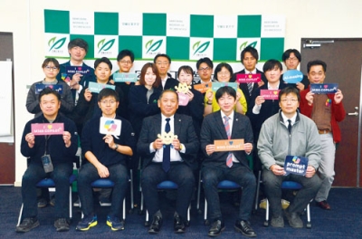 写真:デジタル・キャンパス推進アンバサダー任命式で記念写真に納まる室工大職員