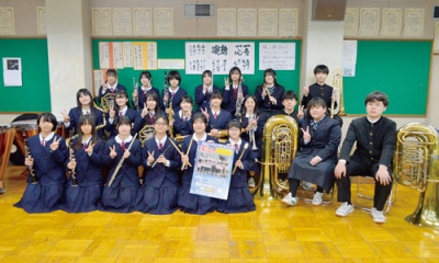 写真:定期演奏会の来場を呼びかける幌別中吹奏楽部の部員たち