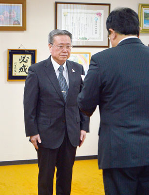 写真:小笠原市長から辞令を受け取る安宅教育長