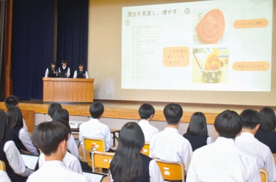 写真:3年間学んできた「だて学」の集大成をプレゼンテーションする生徒たち