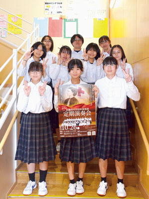 写真:定演への来場を呼びかける3年生部員